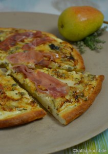 Spätsommer Pizza mit Birne und Schinken