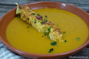 Marokkanische Kürbissuppe mit Hähnchenspießen