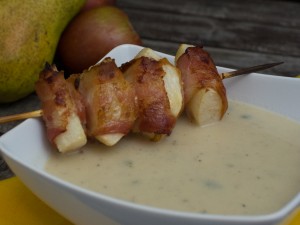 Pastinakensuppe mit Birne-Speck Spießen