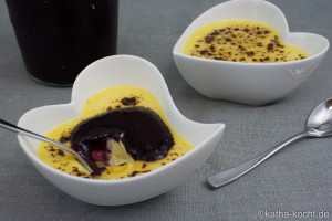 Crème Brûlée mit weihnachtlicher Blaubeersauce