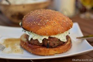 Burger mit Tsatziki und gegrillter Aubergine