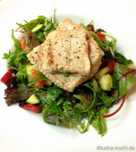 Steinbeißer auf buntem Salat