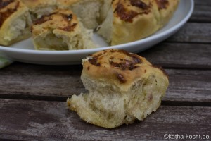 Pizzabrötchen mit Kräutern und Knoblauchbutter