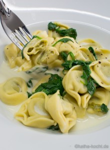 Spinat Ricotta Tortellini mit Frischkäsesauce