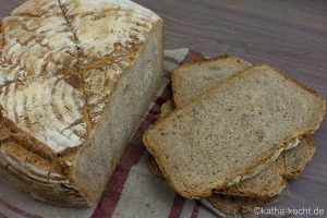 Dinkelbrot mit Walnüssen und Sauerteig aus dem Topf