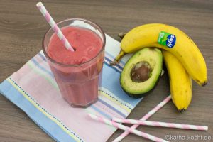 Frischer Himbeer-Avocado Smoothie mit Banane und Kokos