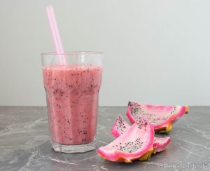 Rosa Smoothie mit Drachenfrucht und Himbeeren Rosa Smoothie mit Drachenfrucht und Himbeeren
