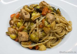 Linguine mit Hähnchen und Ofengemüse