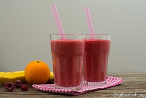 Banane-Himbeer Smoothie mit Papaya und Kokosmilch