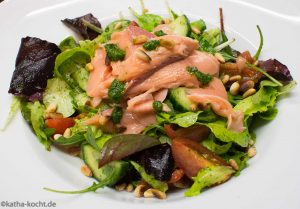 Gebackene Lachsforelle mit Kerbelpesto auf Salat