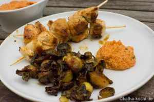 Rosenkohl mit Paprikadip und Hähnchenspießen