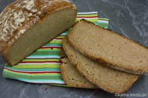 Emmerbrot mit Sauerteig aus dem Topf
