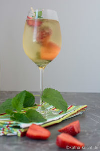 Erdbeer-Sekt mit Zitronenmelisse