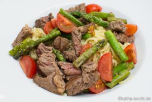 Pasta mit grünem Spargel und Steakstreifen