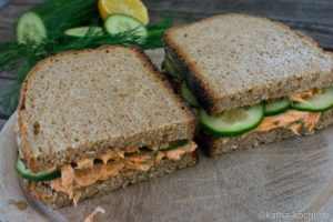 Sandwich mit Lachscreme und Gurke