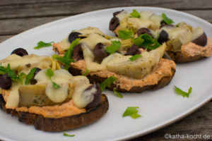 Überbackenes Brot mit Artischocke und Oliven