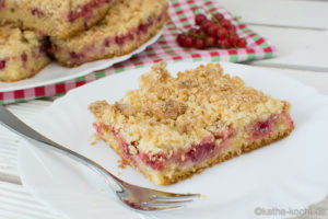 Johannisbeerkuchen vom Blech mit Marzipanstreuseln