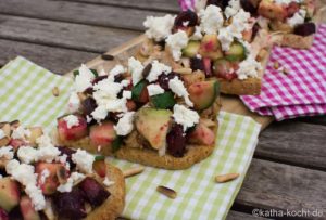 Brot mit Rote Bete-Avocado Salat, Hähnchen und Feta Brot mit Rote Bete-Avocado Salat und Feta