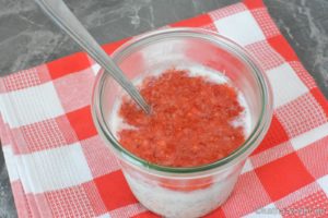 Chia Overnight Oats mit Kokosmilch und Erdbeermus