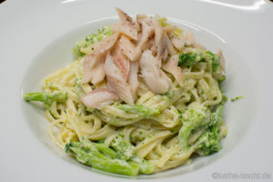 Pasta mit Räucherforelle und Brokkoli