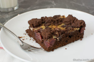 schokoladenkuchen mit kirschen und streuseln