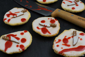 Halloween Amerikaner mit blutigen Messern