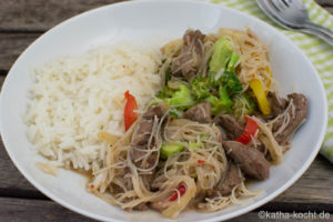 Rindfleisch mit Wokgemüse und Glasnudeln