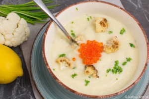 Klassische Blumenkohlsuppe mit Kaviar Klassische Blumenkohlsuppe mit Kaviar