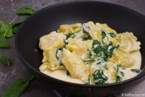 Schnelle Tortellini mit Spinat-Sahne Sauce
