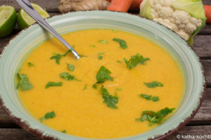 Cremige rote Linsen-Blumenkohlsuppe mit Ingwer und Limette