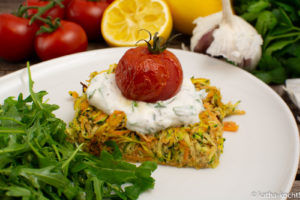 Gemüsepuffer mit Skyr und gebackenen Tomaten