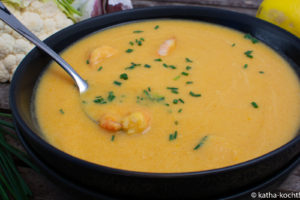 Karotten-Blumenkohlsuppe mit Garnelen