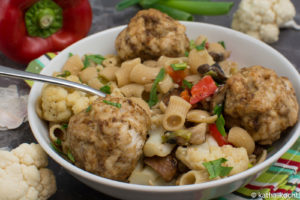 Nudelpfanne mit buntem Gemüse und Geflügelhackbällchen