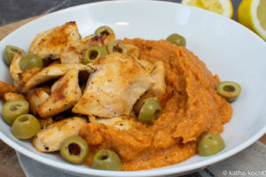 Hähnchen mit Kichererbsencreme und Oliven Hähnchen mit Kichererbsencreme und Oliven