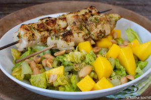 Hähnchenspieße auf Mango-Erdnusssalat