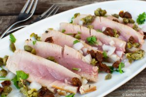 Kurz gebratener Thunfisch mit Tomaten und Kapern Kurz gebratener Thunfisch mit Tomaten und Kapern