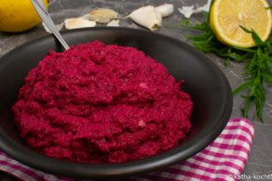 Rote Bete-Kichererbsenmus mit Joghurt und Estragon