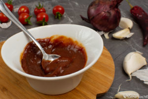 Selbstgemachtes BBQ-Ketchup mit rauchiger Note