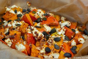 Gebackener Hokkaido mit Honig und Schafskäse Gebackener Hokkaido mit Honig und Schafskäse