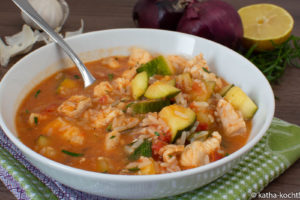 Schneller Fischtopf mit Reis und Zucchini