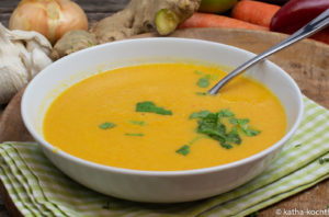 Karotten-Erdnussbuttersuppe mit Chinakohl