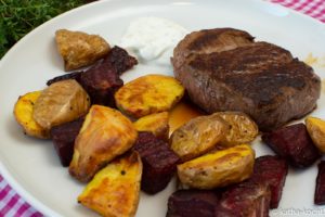 Rinderfilet mit roter Bete und Kartoffelspalten Rinderfilet mit roter Bete und Kartoffelspalten
