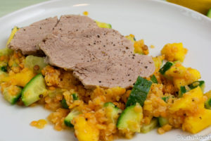 Kalbsbraten auf Gurke-Mango-Linsen