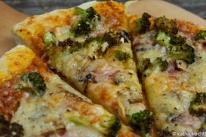 Salamipizza mit Brokkoli und Pilzen