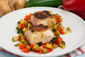 Kabeljau im Schinkenmantel auf mediterranem Gemüse