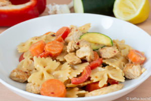 Scharfe Pasta mit Gemüse und Erdnusssauce