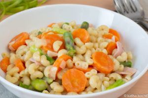 One Pot Pasta mit grünem Spargel und Kochschinken