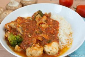 Hähnchen-Tomatenpfanne mit Brokkoli und Pilzen