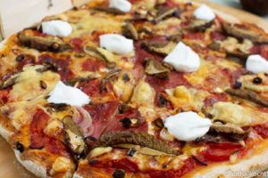 Salamipizza mit Maronen und Creme fraîche