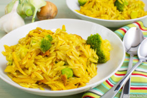 Curry-Kritharaki mit Hähnchen und Brokkoli